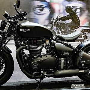 (4K)TRIUMPH BONNEVILLE BOBBER 2018 トライアンフ ボンネビル ボバー - 大阪モーターサイクルショー2018